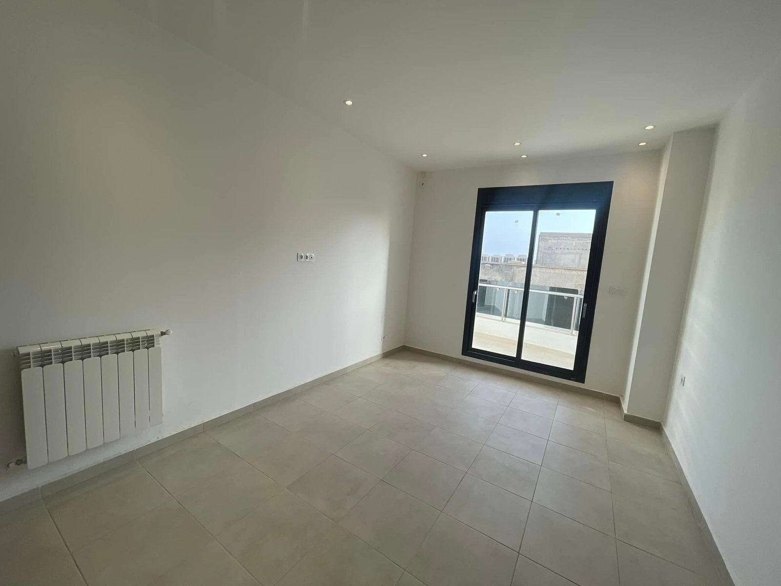 Appartement F4 à vendre -Usto-Oran avec terrasse