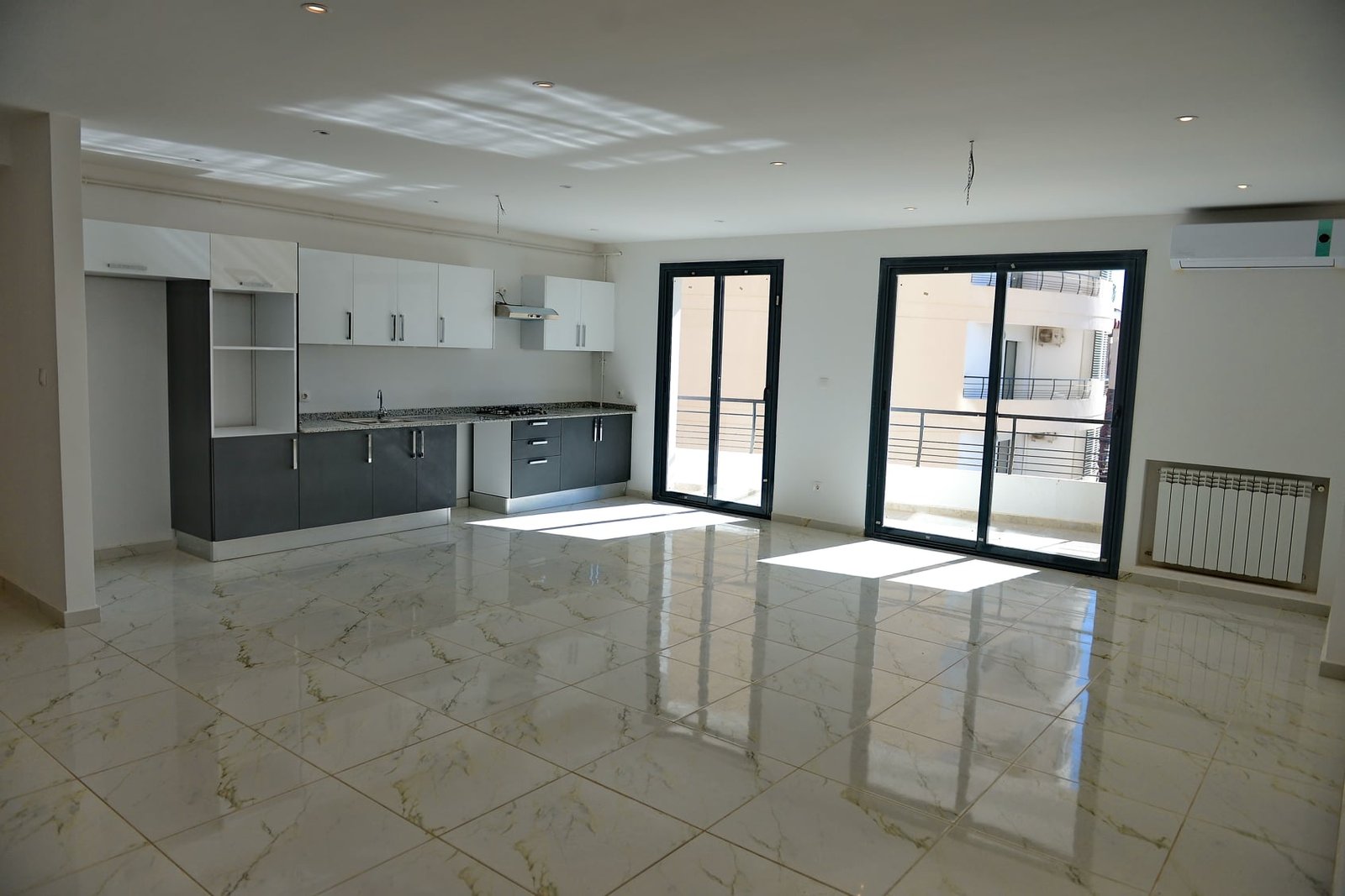 Appartement F4 à vendre - Boulverd Des Lions- Oran avec vue panoramique