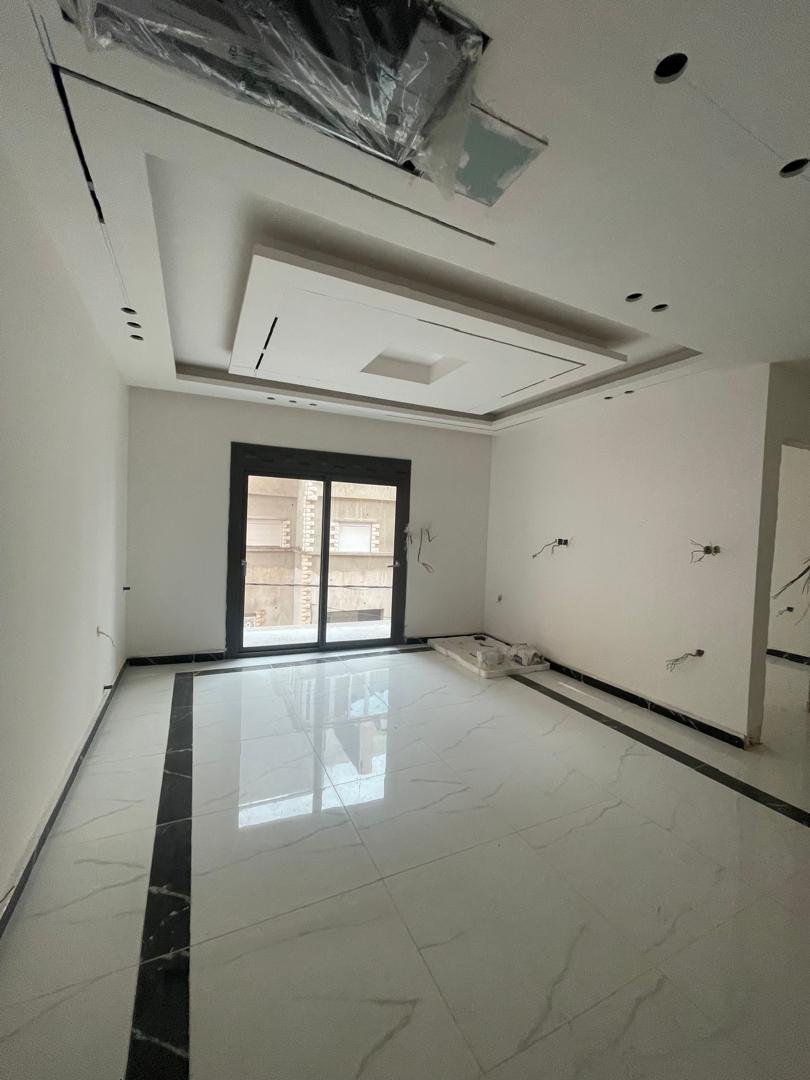 Appartement F2 48, à vendre à Boulverd Des Lions Golf - Oran avec jardin
