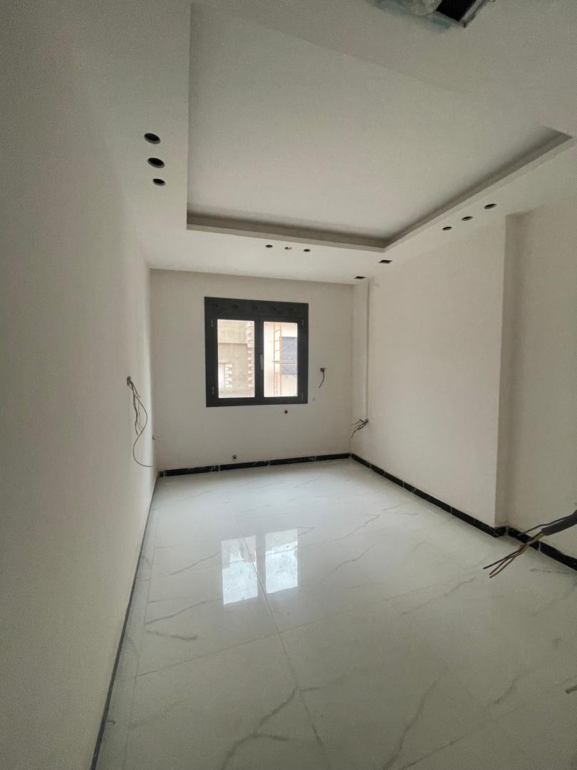 Appartement F2 48, à vendre à Boulverd Des Lions Golf - Oran avec jardin