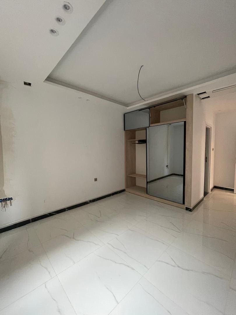 Appartement F3 106, à vendre - Boulverd Des Lions - Oran avec jardin