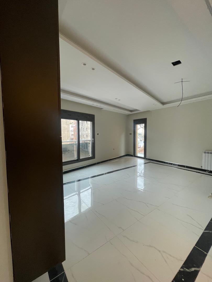 Appartement F3 106, à vendre - Boulverd Des Lions - Oran avec jardin