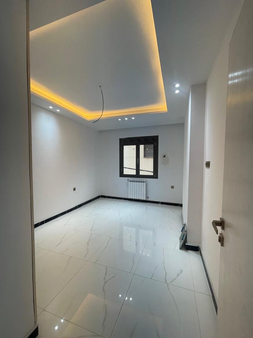 Appartement F3 106, à vendre - Boulverd Des Lions - Oran avec jardin
