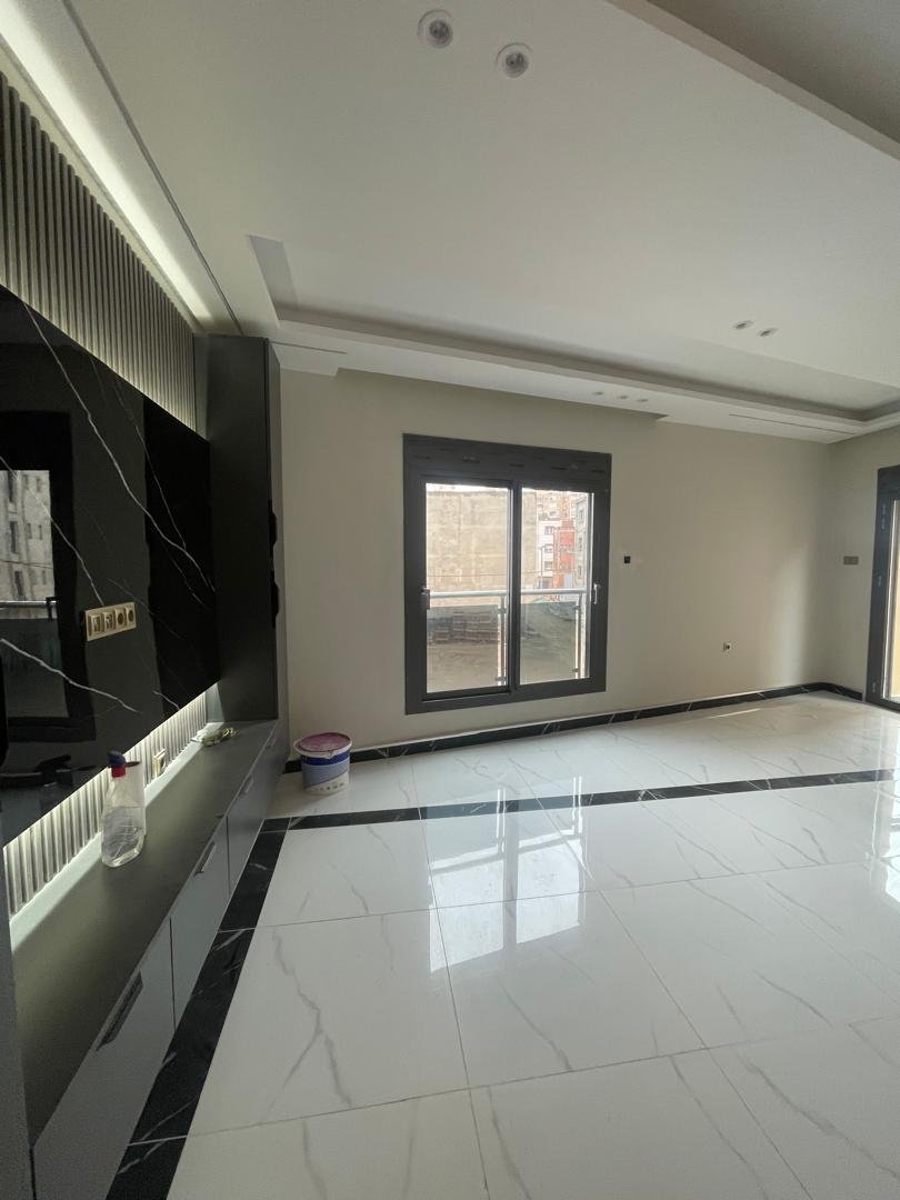 Appartement F3 106, à vendre - Boulverd Des Lions - Oran avec jardin
