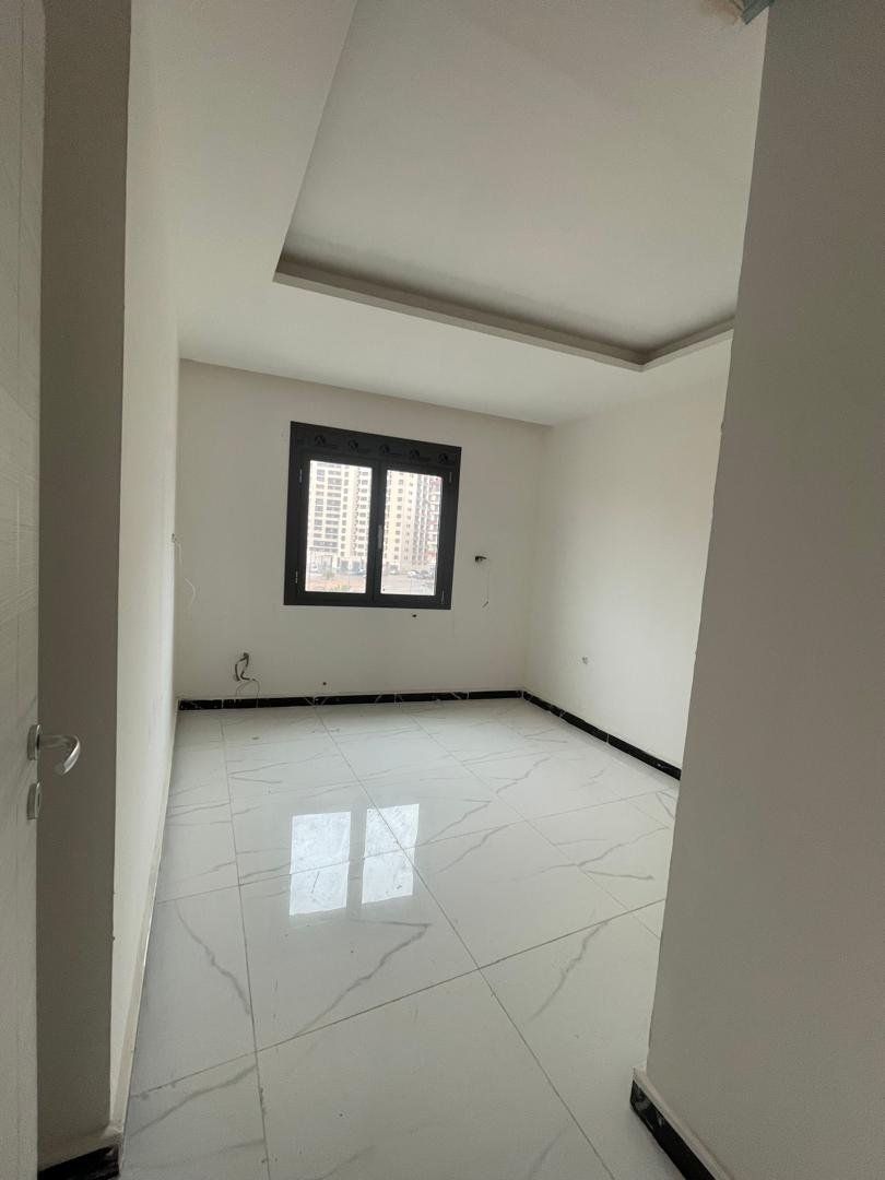 Appartement F3 106, à vendre - Boulverd Des Lions - Oran avec jardin