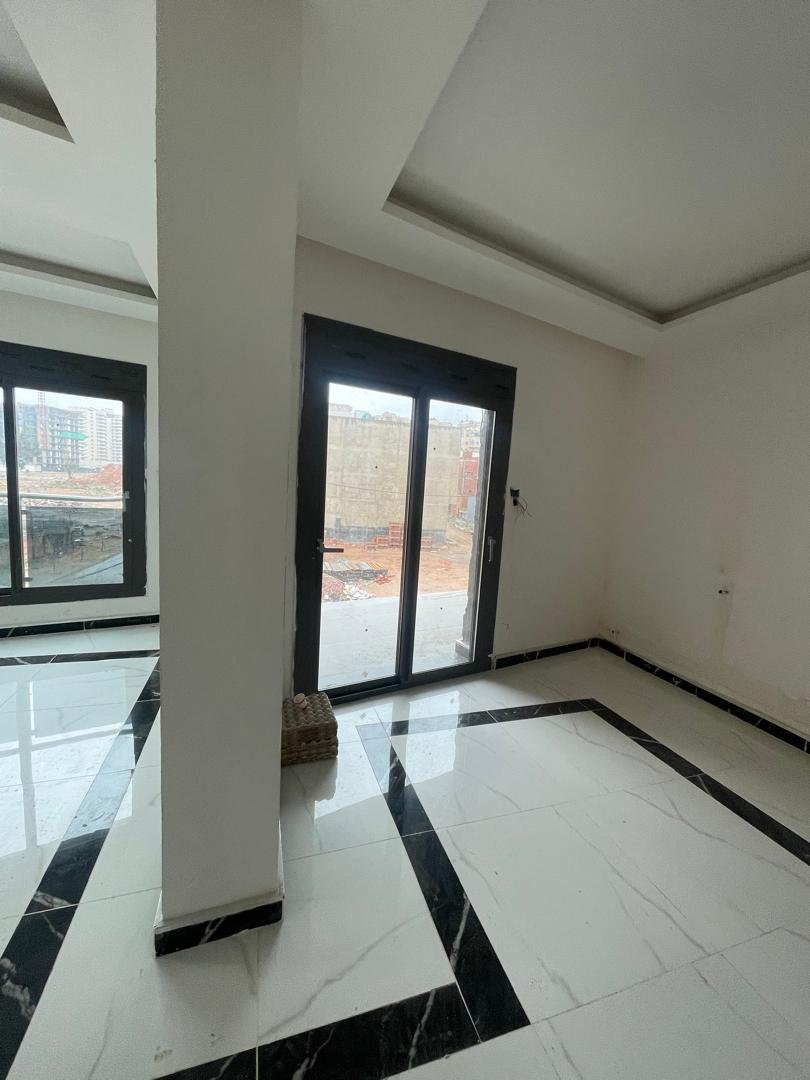 Appartement F4 129, à vendre - Boulverd Des Lions - Oran avec jardin