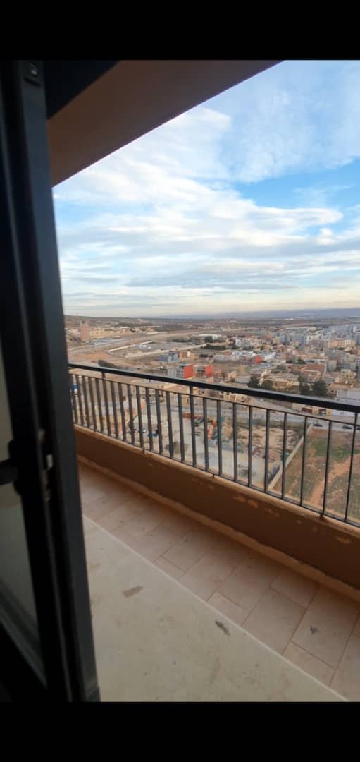 Appartement T3 à vendre à Belgaid, Oran avec vue panoramique