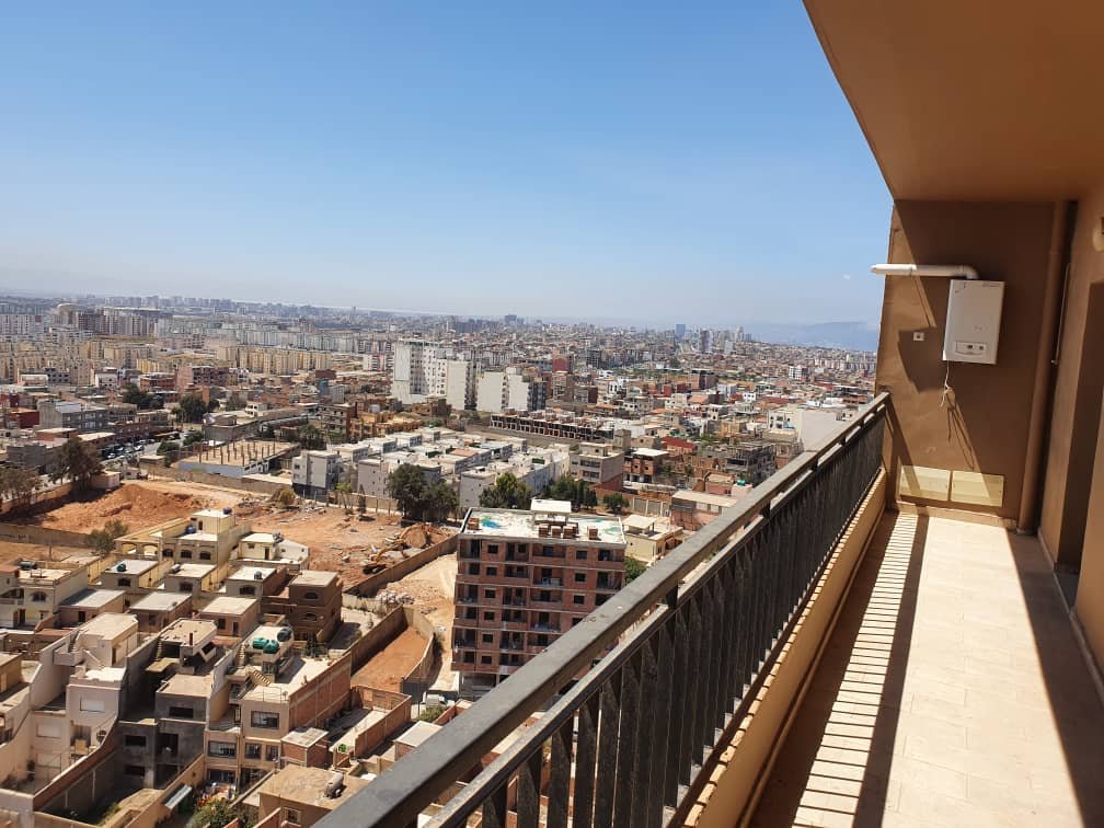 Appartement T3 à vendre à Belgaid, Oran avec vue panoramique