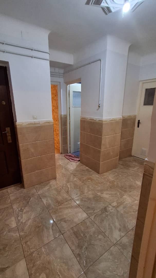 Appartement F3 à vendre - Boulverd Des Lions- Oran