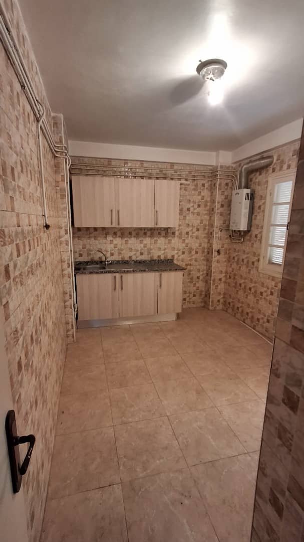 Appartement F3 à vendre - Boulverd Des Lions- Oran