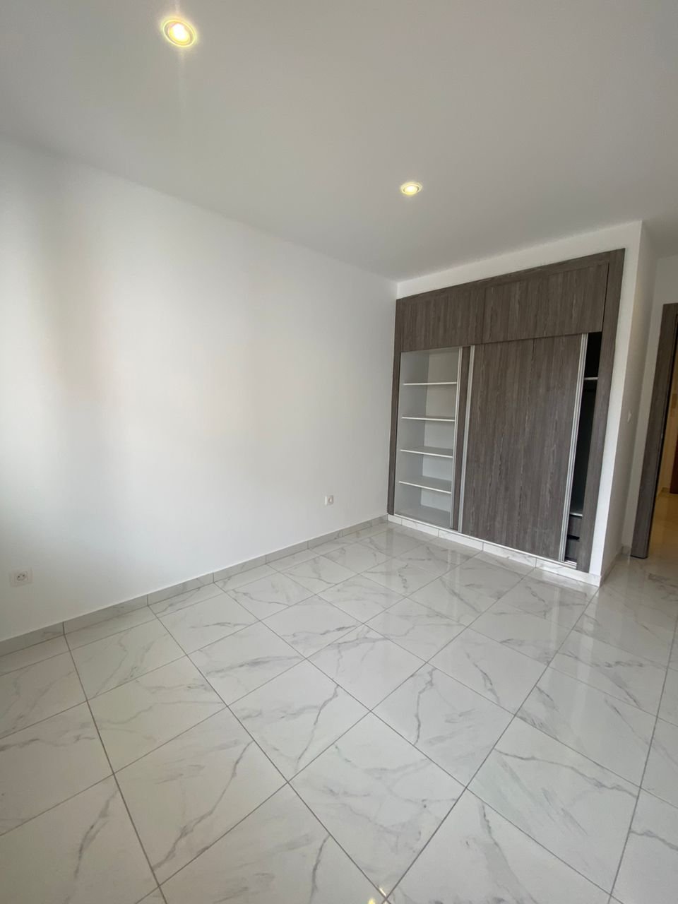 Appartement F4 à vendre à Fernand Ville, Oran avec Suite parentale